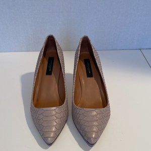 Ann Taylor "Snakeskin like" Pump Size 6